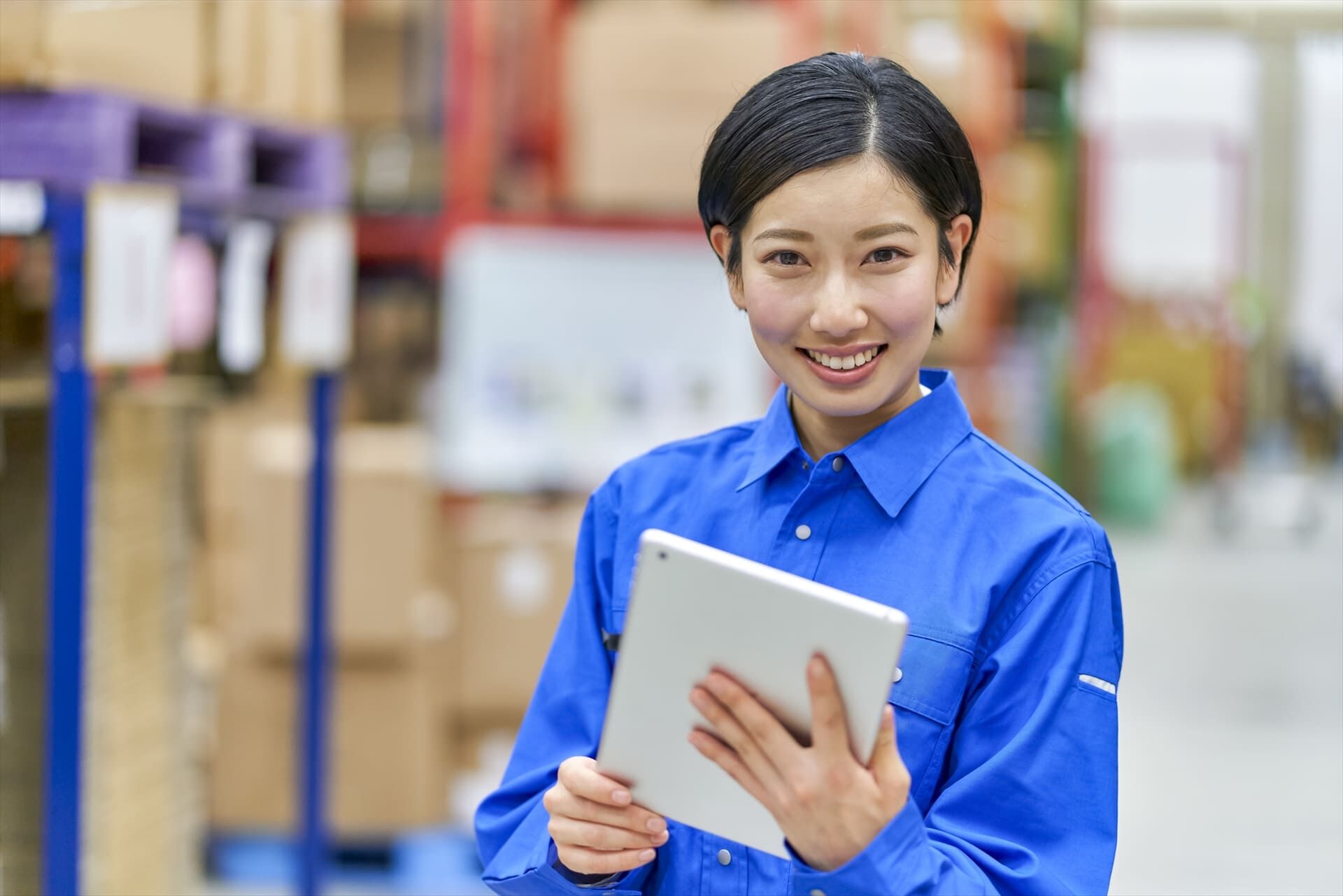 商品のチェックを行う女性スタッフ